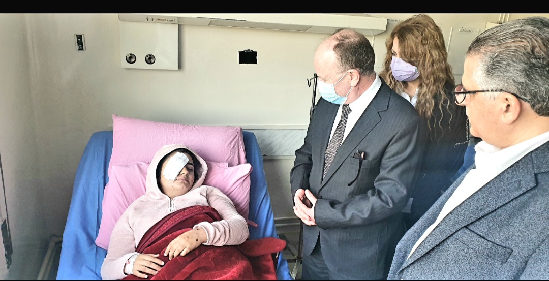 الوزير ابراهيم يزور طلبة جامعة دمشق المصابين .. في مشفى المواساة . 