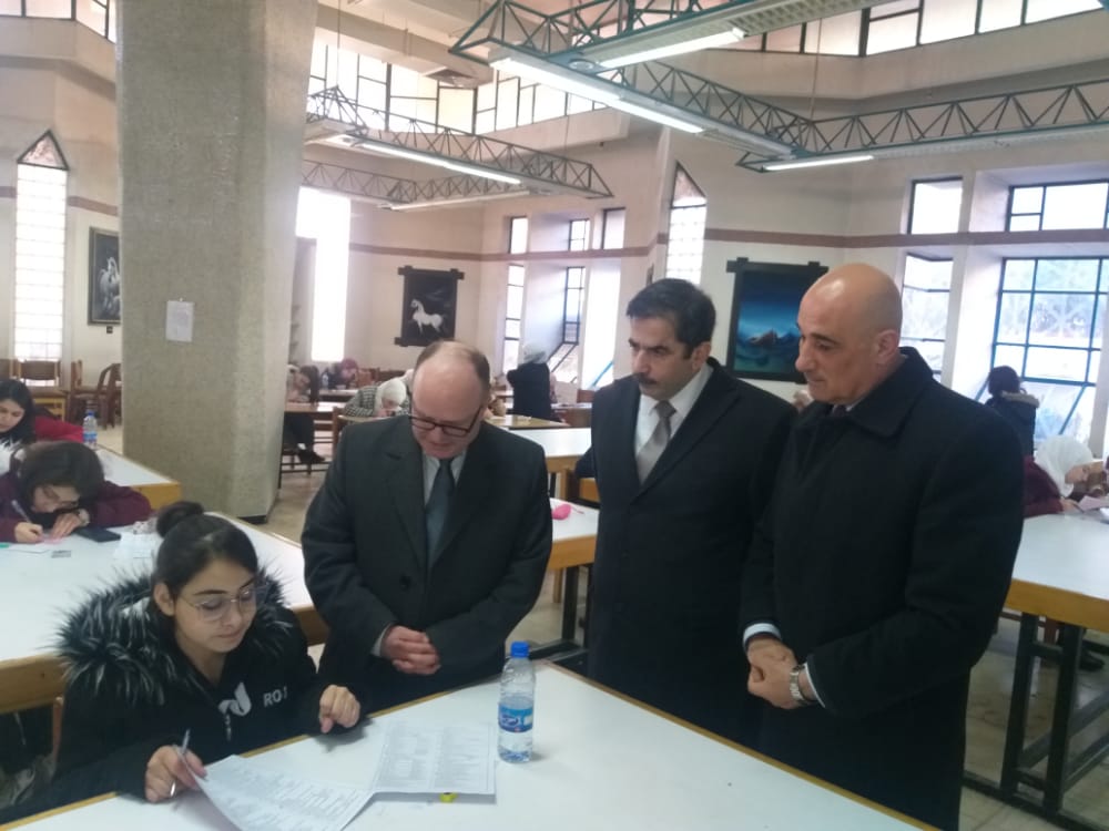 الوزير ابراهيم في جولة تفقدية لامتحانات السنة التحضيرية بجامعة دمشق . 
