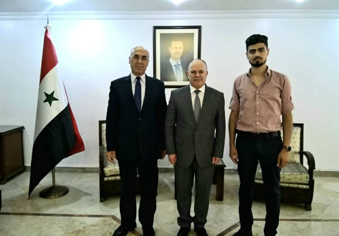 الوزير ابراهيم يلتقي الطالب خضر محمد من جامعة البعث . 