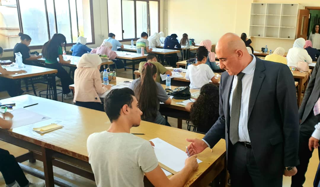 معاون وزير التعليم العالي والبحث العلمي يتفقد امتحان الهندسة المعمارية في جامعة دمشق .   