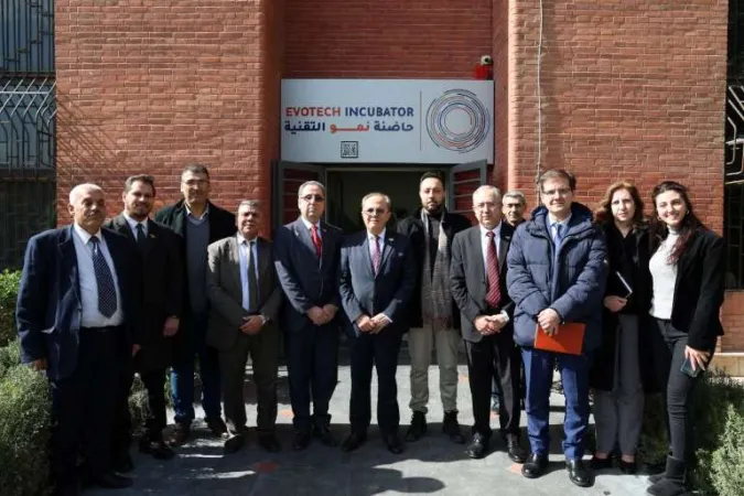وزير التعليم العالي والبحث العلمي يزور حاضنة نمو التقنية، وهي مشروع مشترك بين منظمة التنمية السورية وجامعة دمشق.
