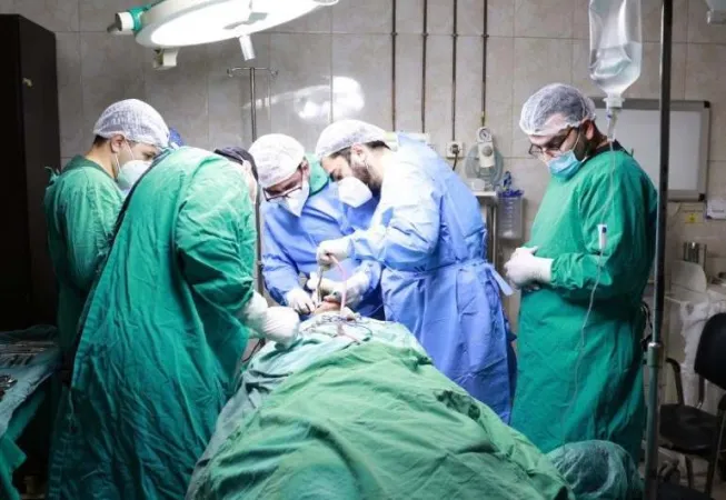 عملية نوعية تعيد بناء الوجه وإطباق الفكين في مستشفى المواساة الجامعي في دمشق.