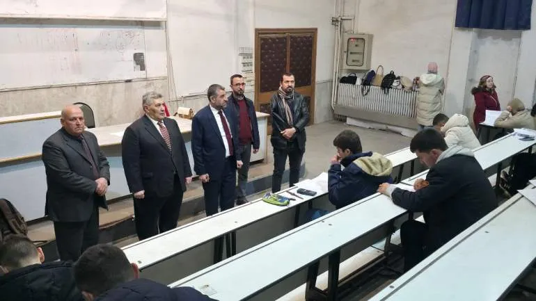 معاون وزير التعليم العالي  في جولةٍ ميدانية للاطلاع على سير امتحانات السنة التحضيرية في جامعة حماة.