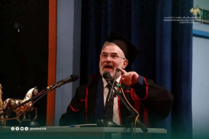 مجلس التعليم العالي  يمنح السيد "محمود عاشور" المعتقل السابق في سجن تدمر لمدة خمسة وعشرين عاماً شهادة الدكتوراة الفخرية في طب الأسنان.