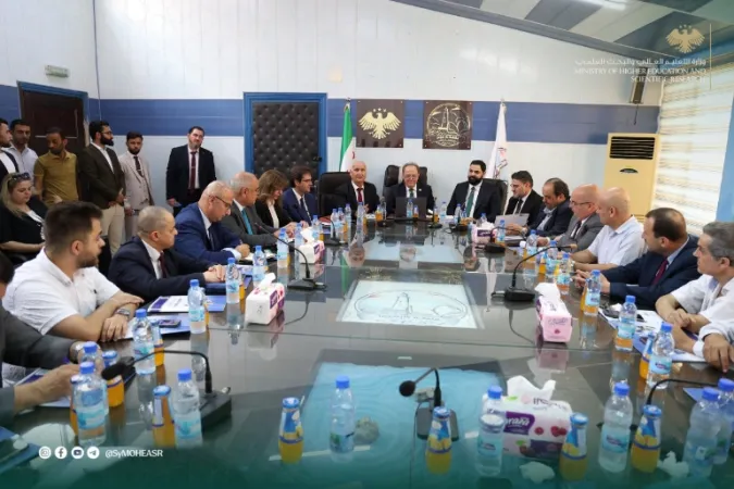 لقاء  وزير التعليم العالي  ومحافظ طرطوس مع عمداء الكليات في جامعة طرطوس ، بحضور رئيس الجامعة .
