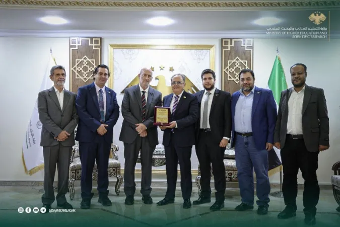 وزير التعليم العالي  يجتمع بفريق مؤتمر سفيرتك للتحول الرقمي في التعليم العالي.