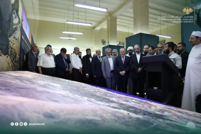 وزير التعليم العالي  يفتتح معرض السيرة النبوية الشريفة في كلية الشريعة بجامعة دمشق، بالتعاون مع وزارة الأوقاف.