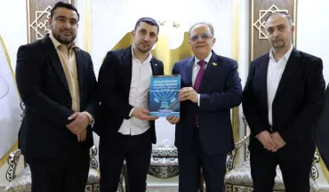 وزير التعليم العالي والبحث العلمي الدكتور "مروان الحلبي" يتسلّم هدية ثلاثة كتب علمية محكَّمة نشرتها جامعة المعارف للعلوم التطبيقية