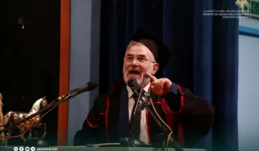 مجلس التعليم العالي  يمنح السيد "محمود عاشور" المعتقل السابق في سجن تدمر لمدة خمسة وعشرين عاماً شهادة الدكتوراة الفخرية في طب الأسنان.