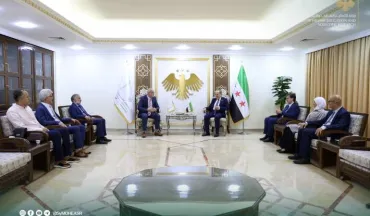 بحث التعاون العلمي والطبي مع اتحاد الأطباء والصيادلة السوريين في فرنسا.